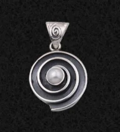 Ortasında inci bulunan, okside detaylı 925 ayar gümüş spiral kolye ucu