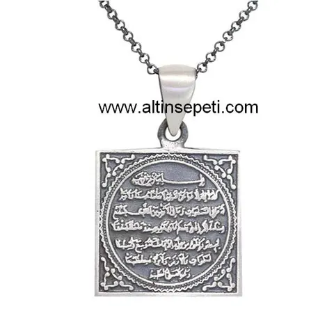 Kare, karartmalı 925 ayar gümüş levha üzerinde Ayet-el Kürsi yazılı kolye