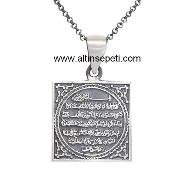 Kare, karartmalı 925 ayar gümüş levha üzerinde Ayet-el Kürsi yazılı kolye
