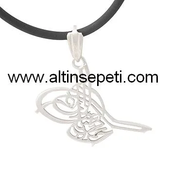 Ajurlu kesilmiş, kavisli kolları ve dikey tuğları belirgin gümüş Osmanlı tuğrası