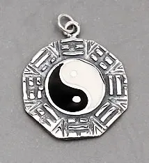 Siyah beyaz mineli yin yang ve çevresinde trigramlar bulunan sekizgen 925 ayar gümüş kolye