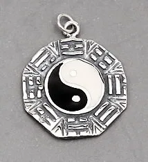Siyah beyaz mineli yin yang ve çevresinde trigramlar bulunan sekizgen 925 ayar gümüş kolye